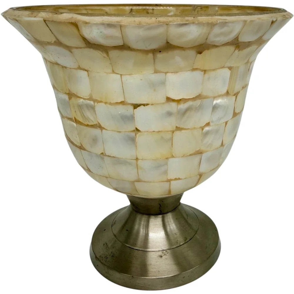 N/A figurine depicts receive